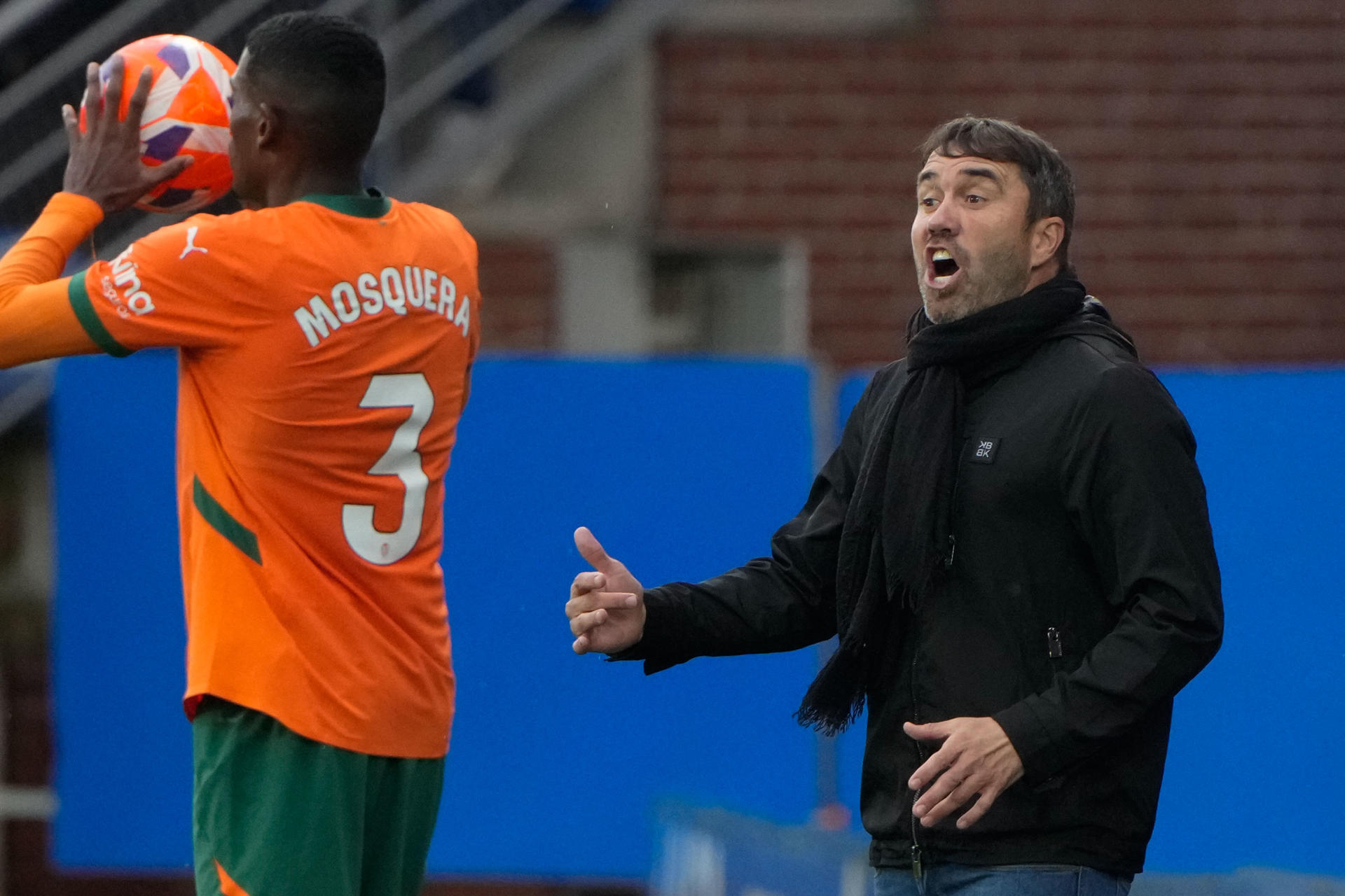 El entrenador argentino del Alavés, Eduardo Coudet, durante el partido de la jornada 36 de LaLiga EA Sports, entre el Deportivo Alavés y el Valencia CF, celebrado este miércoles, en el estadio de Mendízorrotza, en Vitoria. EFE/ Adrian Ruiz Hierro