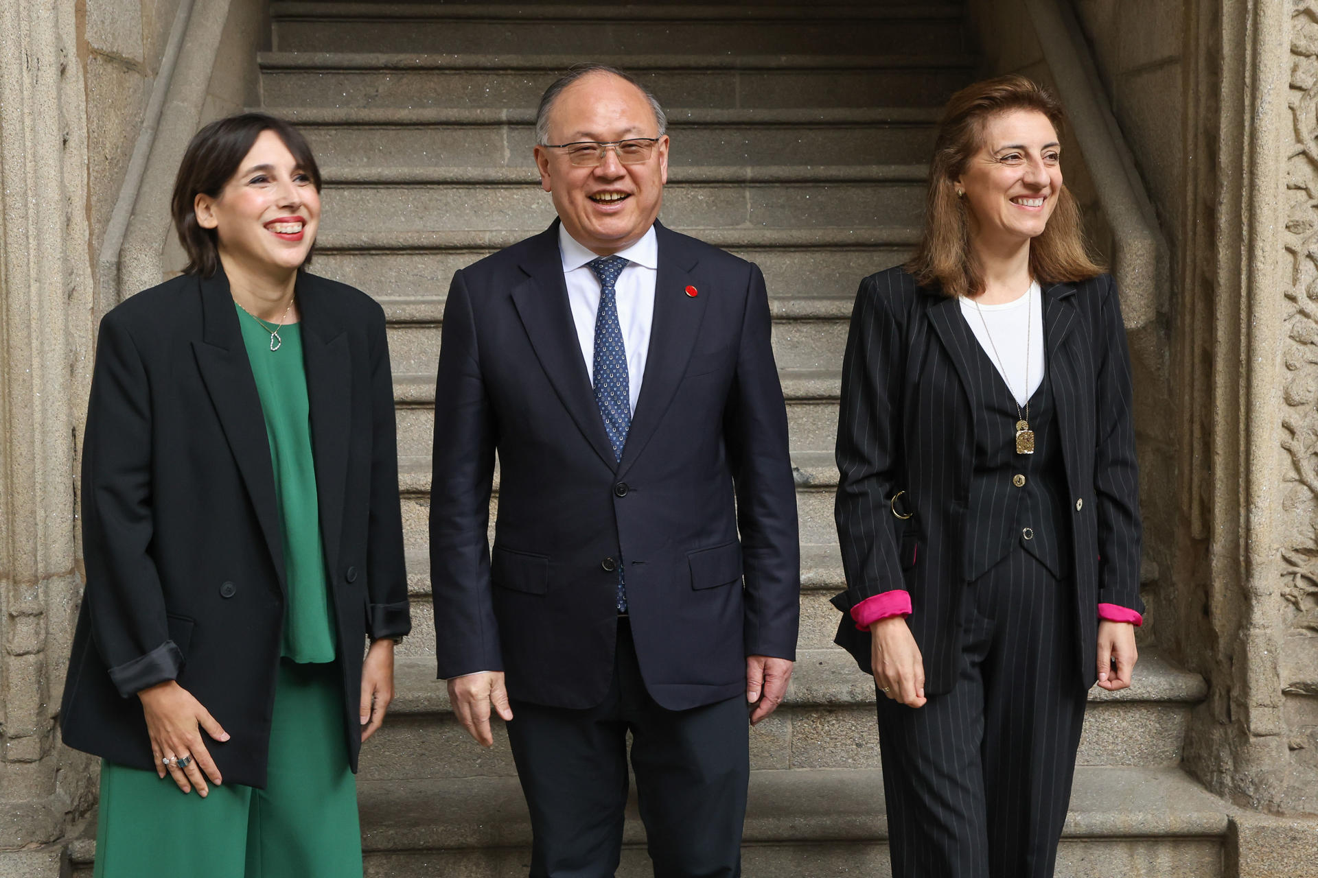 La conselleira de Medio Ambiente e Cambio Climático, Ángeles Vázquez (d), y la conselleira de Economía e Industria, María Jesús Lorenzana (i), conversan con el presidente de CITIC Censa Group Corporation, Xi Gouhua (c),antes de mantener una comida de trabajo este lunes, en el Hostal de los Reyes Católicos en Santiago. EFE/ Xoán Rey