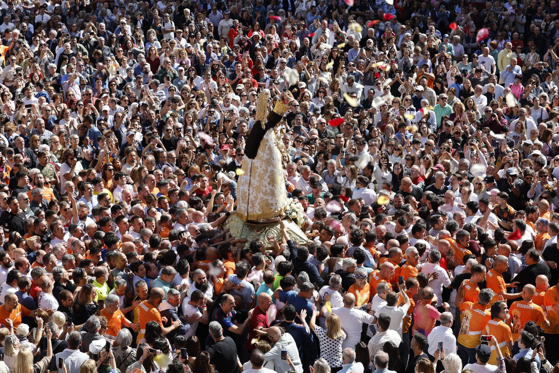 Cientos de fieles asisten al traslado de la Virgen de los Desamparados desde la Basílica hasta la Catedral, este domingo en Valencia. EFE/Ana Escobar