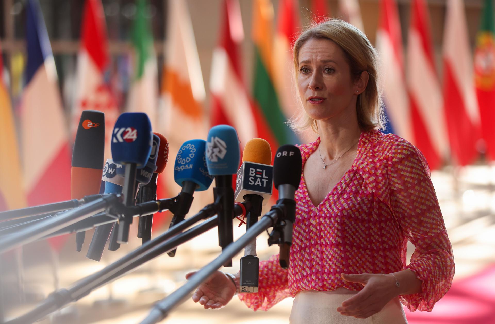 La alta representante de la Unión Europea para Asuntos Exteriores y Política de Seguridad, Kaja Kallas, habla con la prensa durante un Consejo de Ministros de Asuntos Exteriores y Defensa de la UE en Bruselas, Bélgica, el 20 de mayo de 2025. 
EFE/EPA/OLIVIER HOSLET
