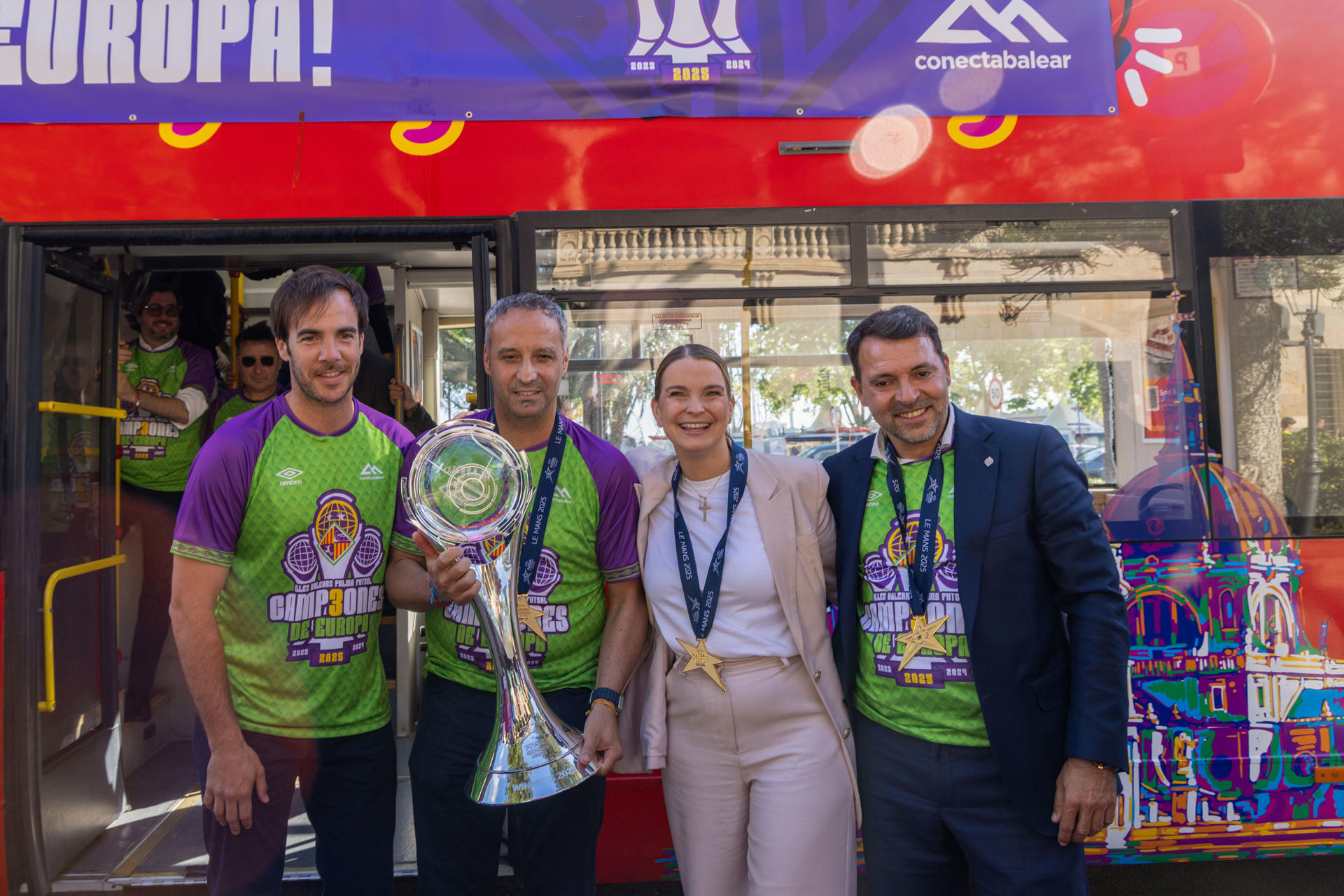 Recepción del Gobierno balear al Illes Balears Palma Futsal por su victoria en la Liga de Campeones de fútbol sala, este martes en Palma de Mallorca. En la foto, (i-d) el capitán Carlos Barrón, la presidenta del Govern Balear, Marga Prohens, el entrenador Antonio Vadillo y el director general del club, José Antonio Tirado posan con el trofeo. EFE/Cati Cladera
