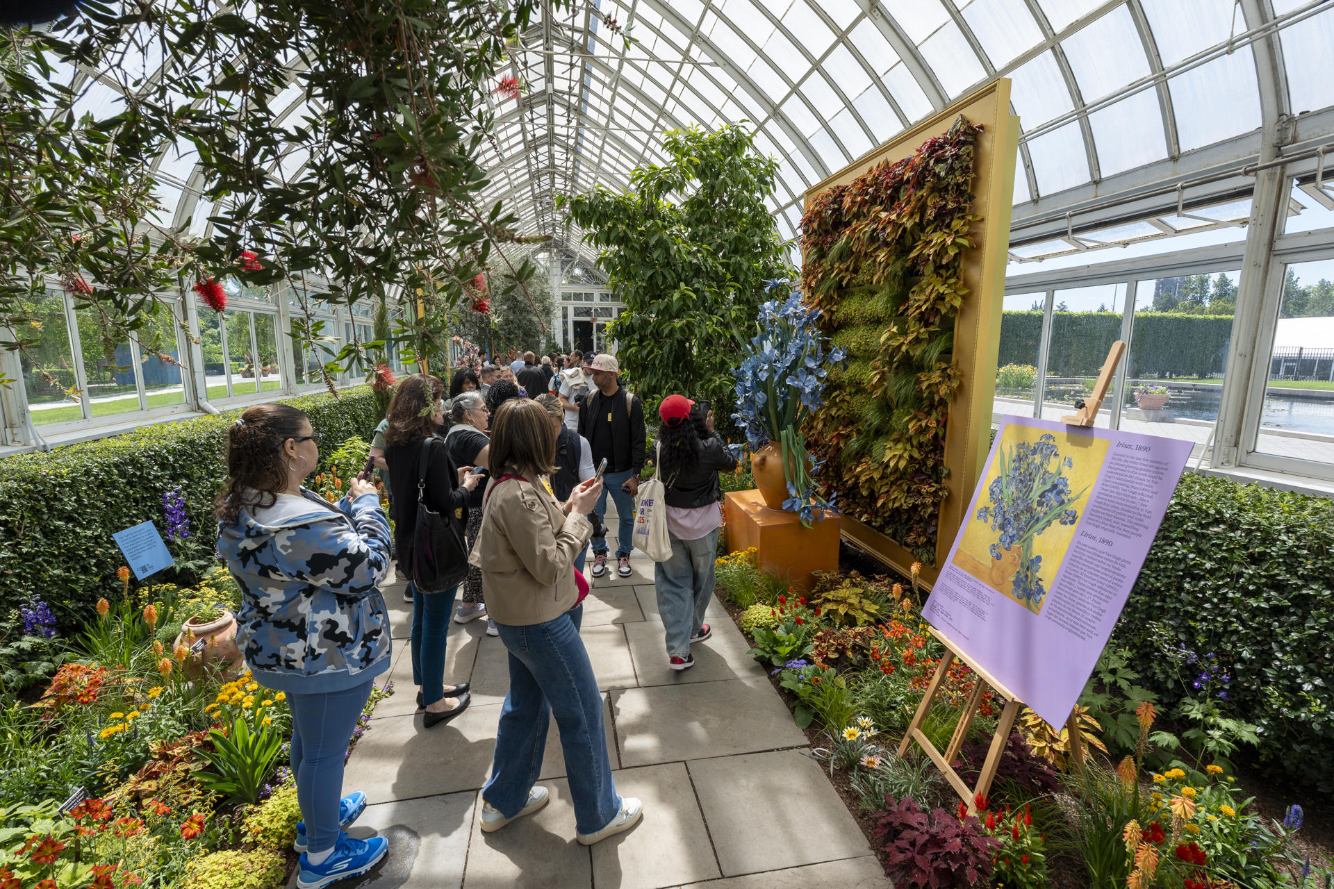 Personas visitan la exposición Van Gogh's Flowers este 20 de mayo de 2025, en el Jardín Botánico de Nueva York (Estados Unidos). EFE/ Angel Colmenares