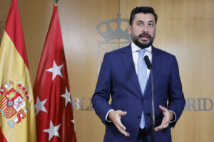 El portavoz del PP en la Asamblea de Madrid, Carlos Díaz-Pache, se dirige a medios de comunicación antes del pleno de la Asamblea en Madrid, este miércoles. EFE/ Mariscal