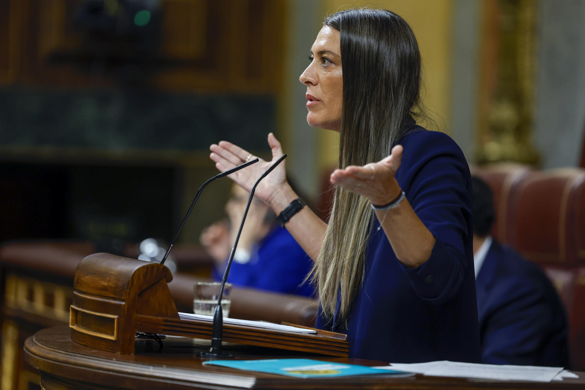 Mirian Nogueras toma el turno de palabra tras la comparecencia del presidente del Gobierno, Pedro Sánchez, ante el pleno del Congreso para informar del plan de defensa y del apagón masivo del 28 de abril. EFE/ Juan Carlos Hidalgo
