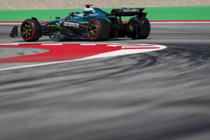 El piloto español del equipo Aston Martin Fernando Alonso durante la clasificación previa al Gran Premio de España de Fórmula 1 en el circuito de Barcelona-Cataluña, en Montmeló (Barcelona). EFE/Siu Wu