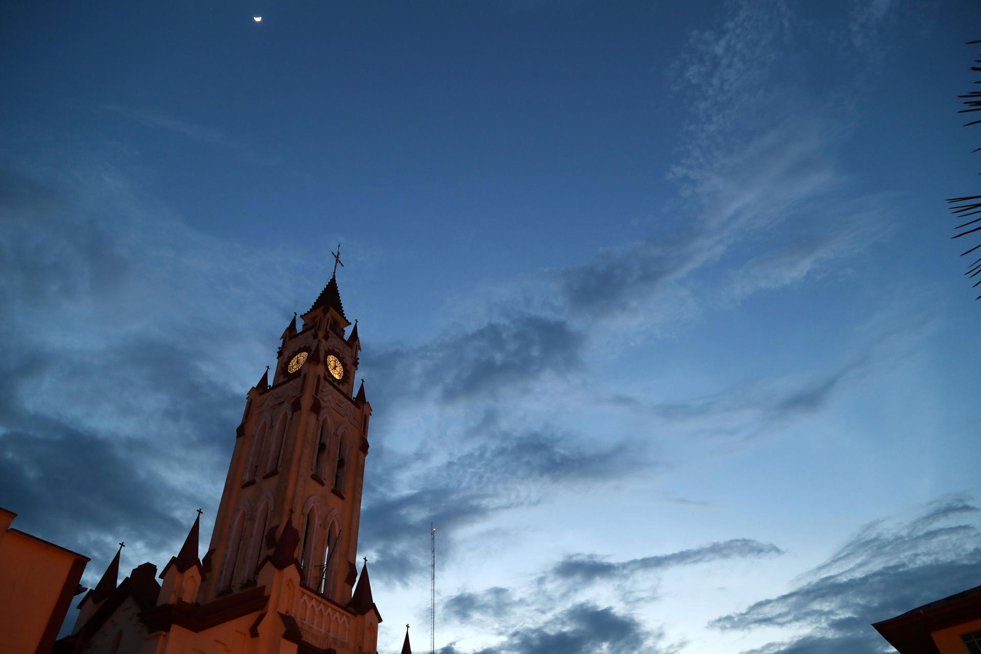 Fotografía de archivo que muestra la torre de la catedral de la ciudad de Iquitos, ubicada en la región amazónica de Loreto (Perú). EFE/Ernesto Arias