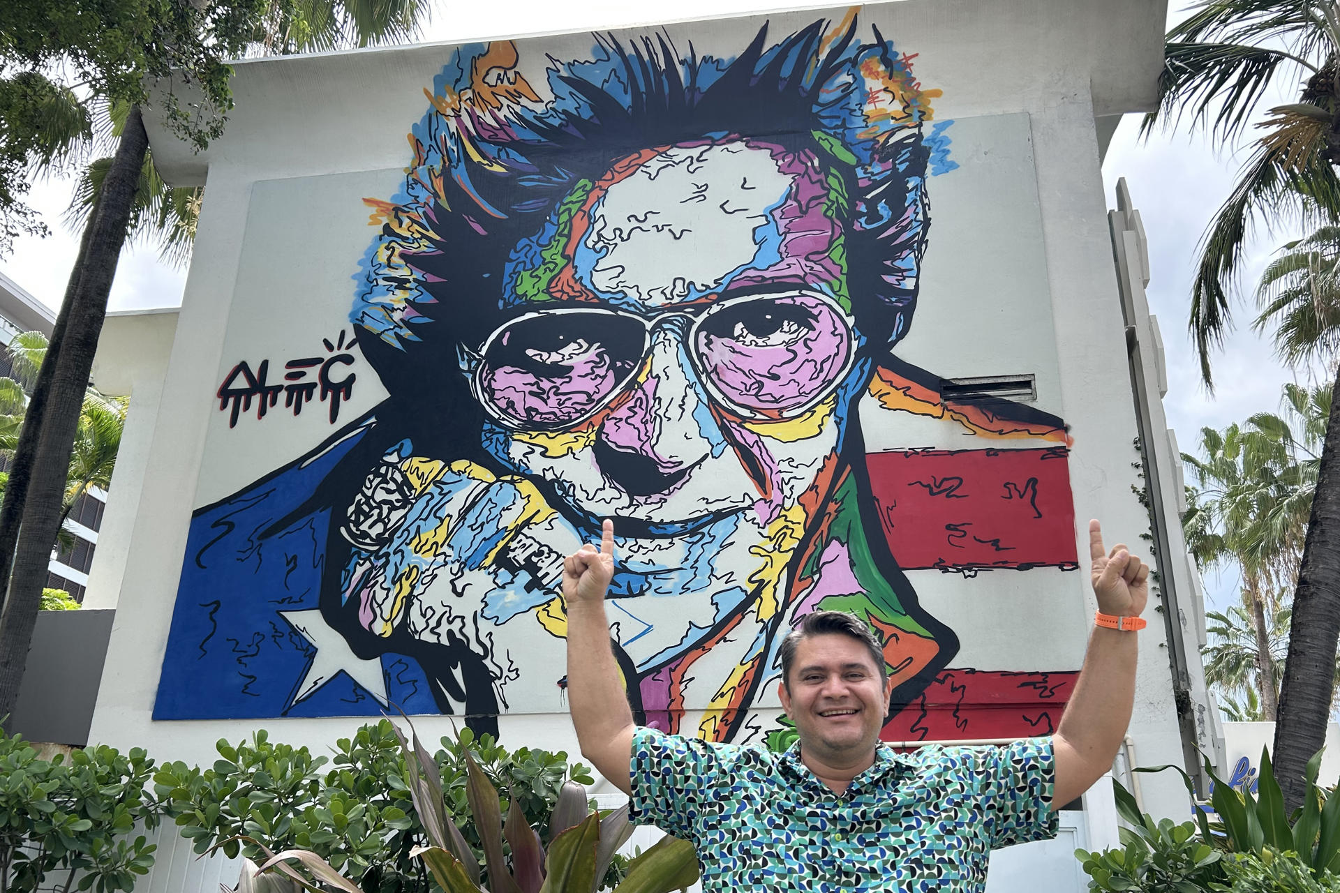 El director del Museo de la Salsa en Cali (Colombia) Carlos Molina posa durante una entrevista con EFE frente a un mural del salsero puertorriqueño Héctor Lavoe, en el sector sanjuanero de Condado (Puerto Rico). EFE/ Esther Alaejos
