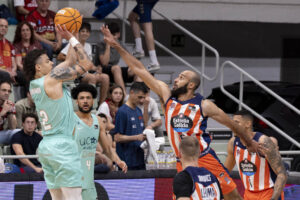 El base estadounidense de UCAM Murcia Jonah Radebaugh (i), lanza a canasta ante la presión del escolta del Reino Unido de Leyma Coruña Phil Scrubb (d), durante el partido de la trigésimo tercera jornada de la liga Endesa en el Palacio de los Deportes de Murcia. EFE/Marcial Guillén