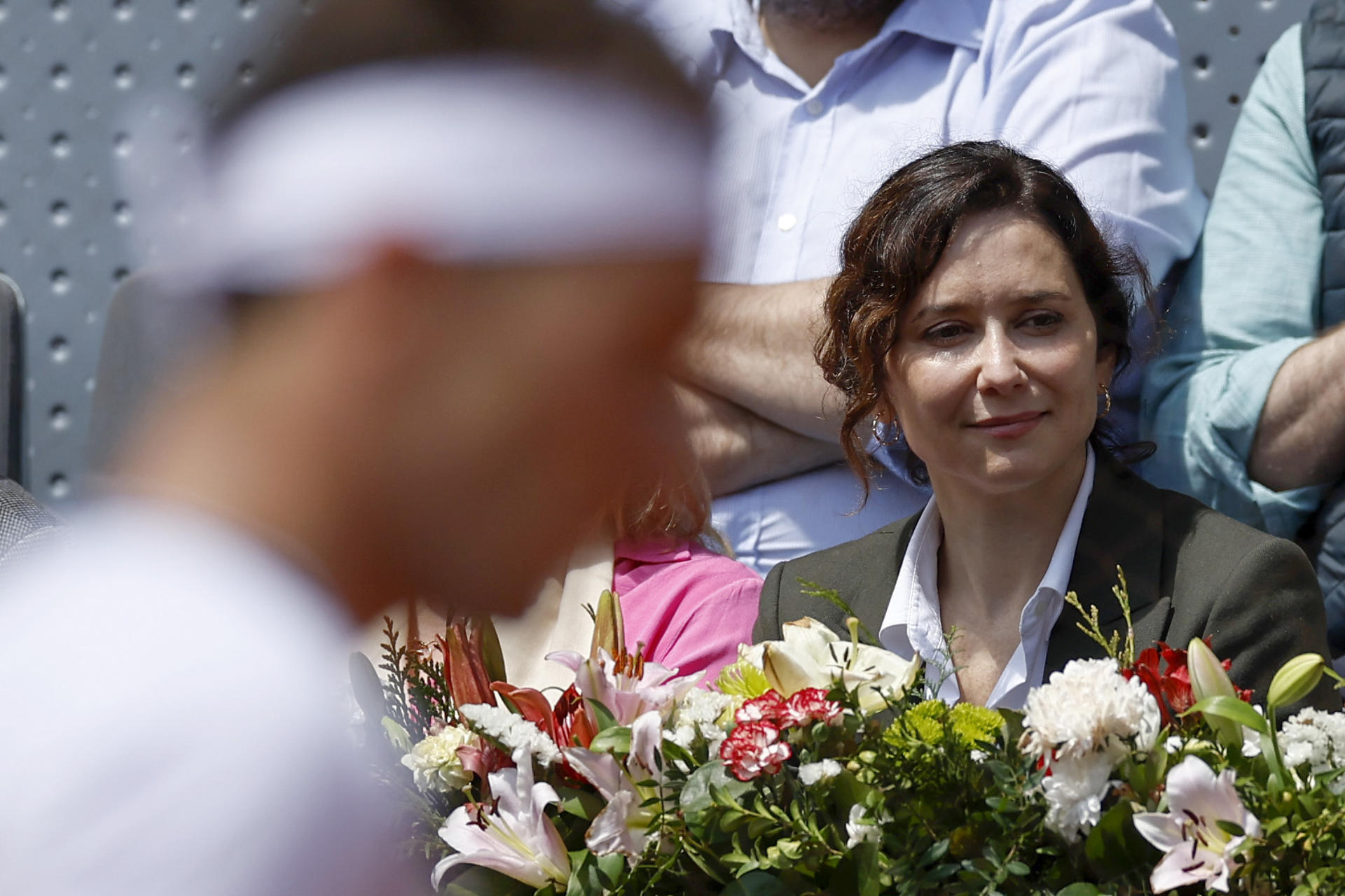 La presidenta de la Comunidad de Madrid, Isabel Díaz Ayuso, asiste al partido entre el tenista noruego Casper Ruud y el ruso Daniil Medvedev, correspondiente a los de cuartos de final del Mutua Madrid Open de tenis, este jueves en la Caja Mágica, en Madrid. EFE/ Chema Moya