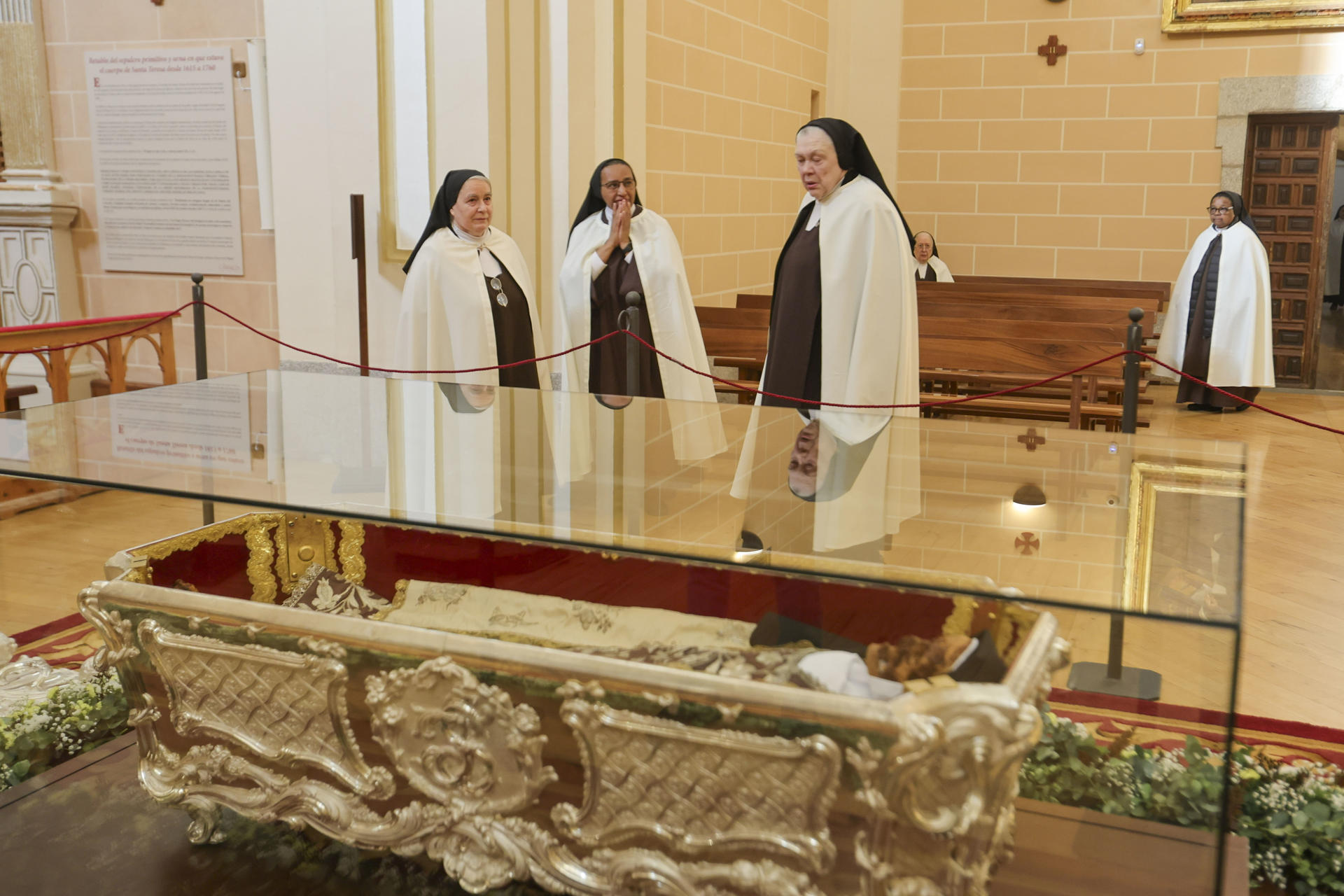 Exposición pública de Santa Teresa de Jesús para su veneración en la Basílica de la Anunciación de Nuestra Señora del Carmen, en la localidad salmantina de Alba de Tormes. EFE/JM GARCIA
