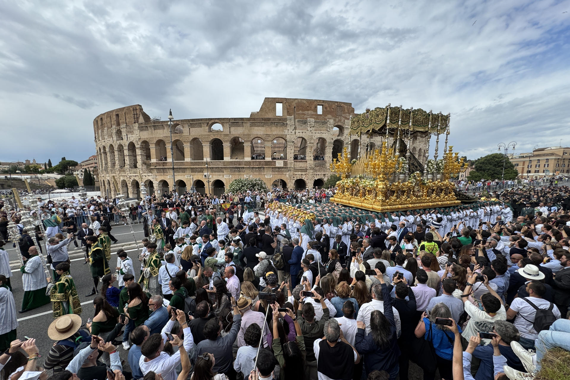 Las cofradías españolas del cristo de la Expiración, 'El Cachorro' (Sevilla), el Paso y la Esperanza (Málaga) y el Nazareno (León) sorprendieron este sábado en Roma a turistas y vecinos con una inédita procesión que recorrió el entorno del Coliseo y el Circo Máximo. EFE/ Daniel Cáceres