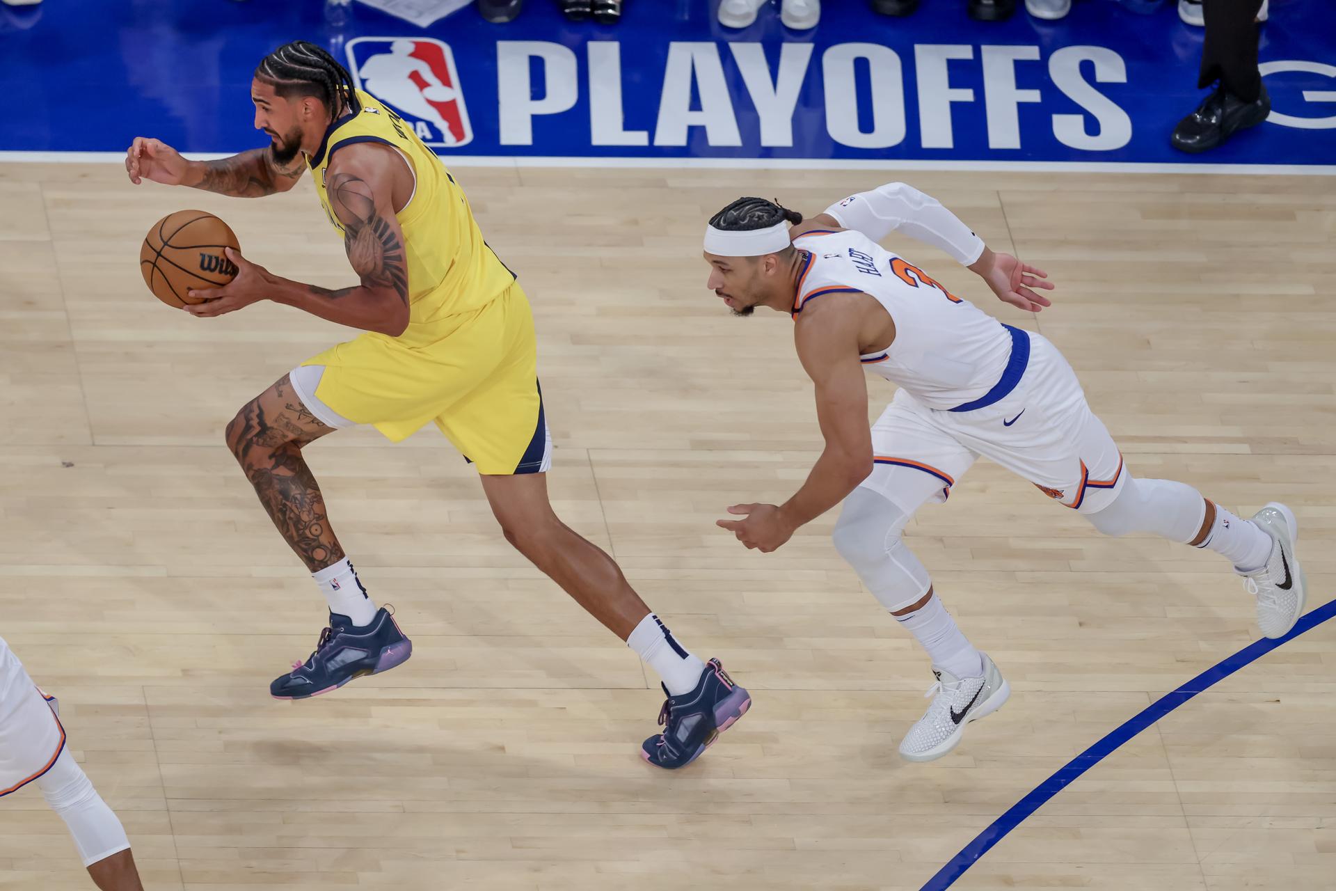 Obi Toppin (i) de los Indiana Pacers transporta el balón con la marca de Josh Hart de los New York Knicks. EFE/JUSTIN LANE