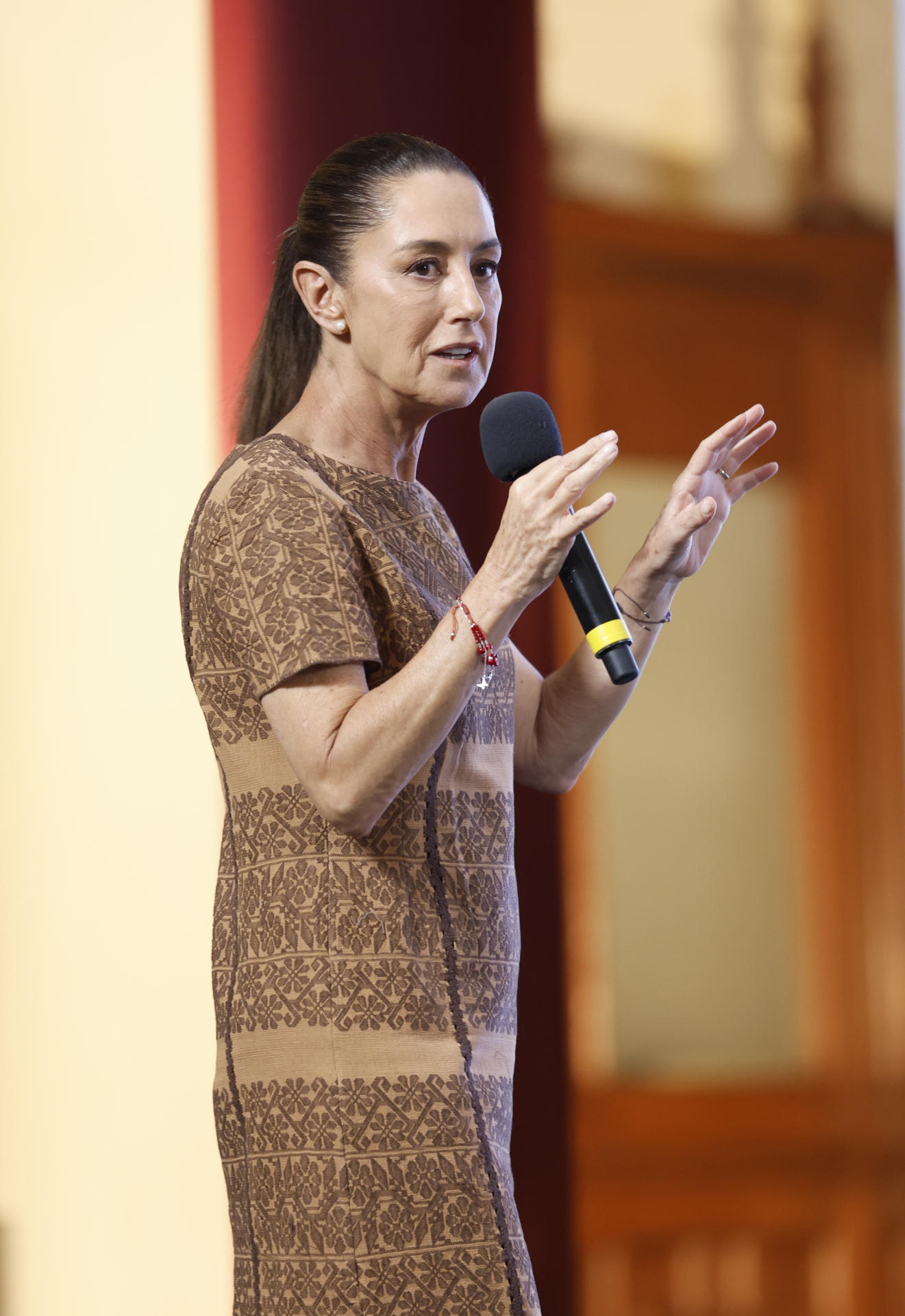 La presidenta de México, Claudia Sheinbaum, habla durante su rueda de prensa matutina este viernes, en Palacio Nacional de Ciudad de México (México). EFE/ Sáshenka Gutiérrez