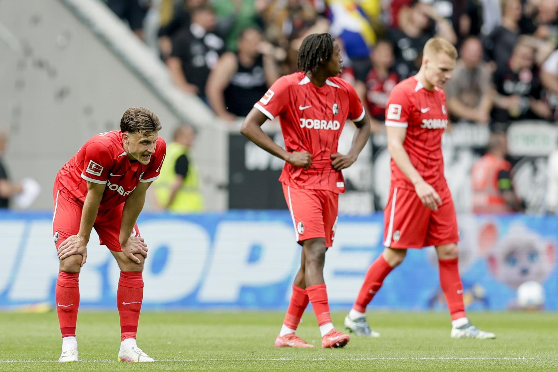Los jugadores del Grubirgo se lamenta tras un gol del Eintracht Frankfurt en Freiburg, Alemania. EFE/EPA/RONALD WITTEK