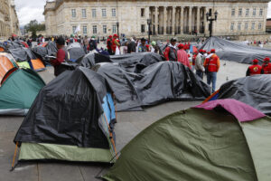 Campesinos e indígenas acampan para pedirle al Gobierno soluciones a los problemas de seguridad que viven algunas regiones del país, este martes en la Plaza de Bolívar en Bogotá (Colombia). EFE/Mauricio Dueñas Castañeda
