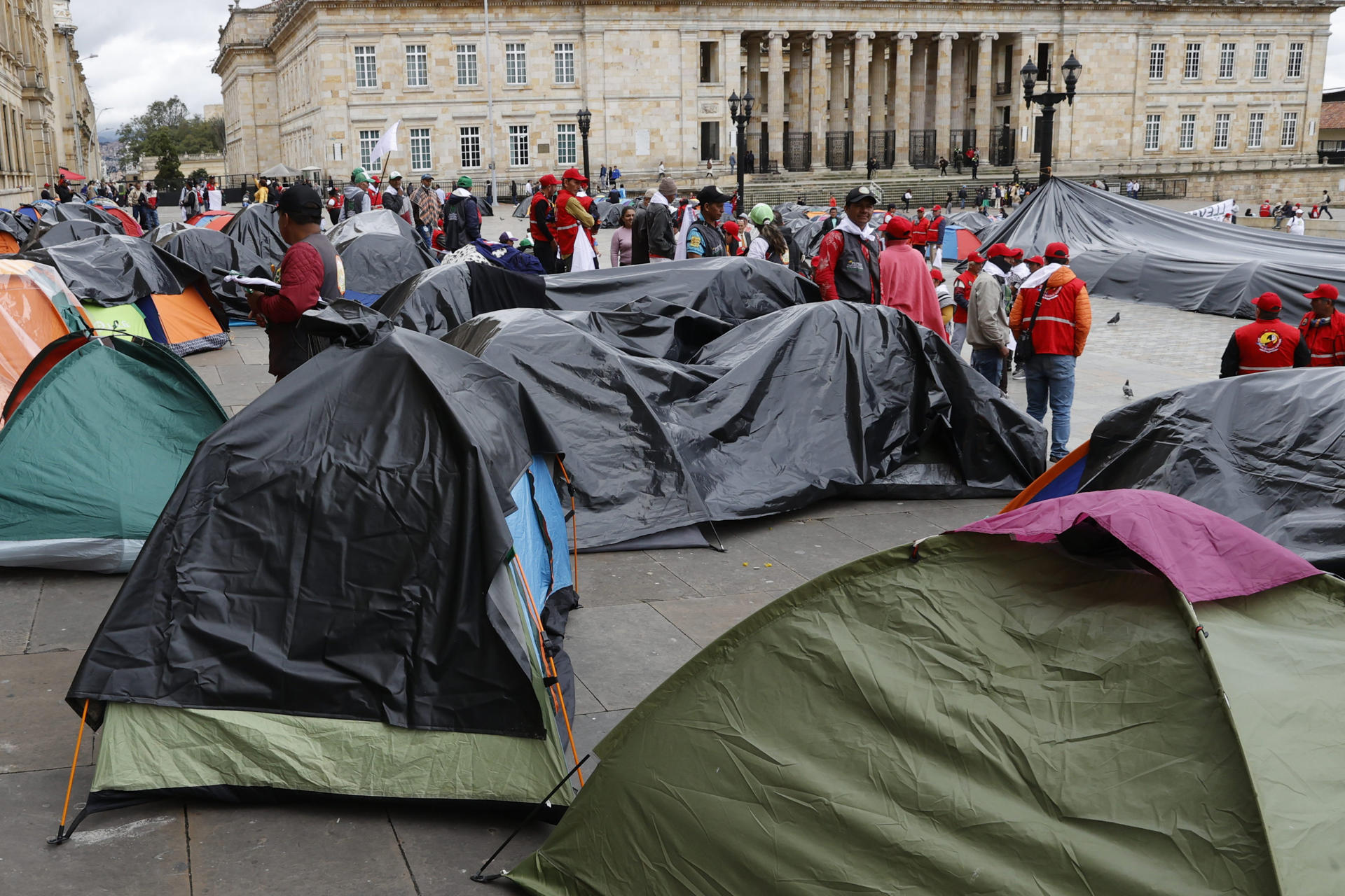 Campesinos e indígenas acampan para pedirle al Gobierno soluciones a los problemas de seguridad que viven algunas regiones del país, este martes en la Plaza de Bolívar en Bogotá (Colombia). EFE/Mauricio Dueñas Castañeda