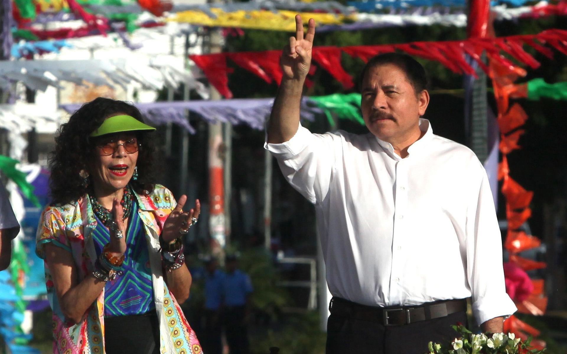 Fotografía de archivo de los esposos y copresidentes de Nicaragua, Daniel Ortega (d) y Rosario Murillo (i), durante un acto político, en Managua (Nicaragua). EFE/Mario López
