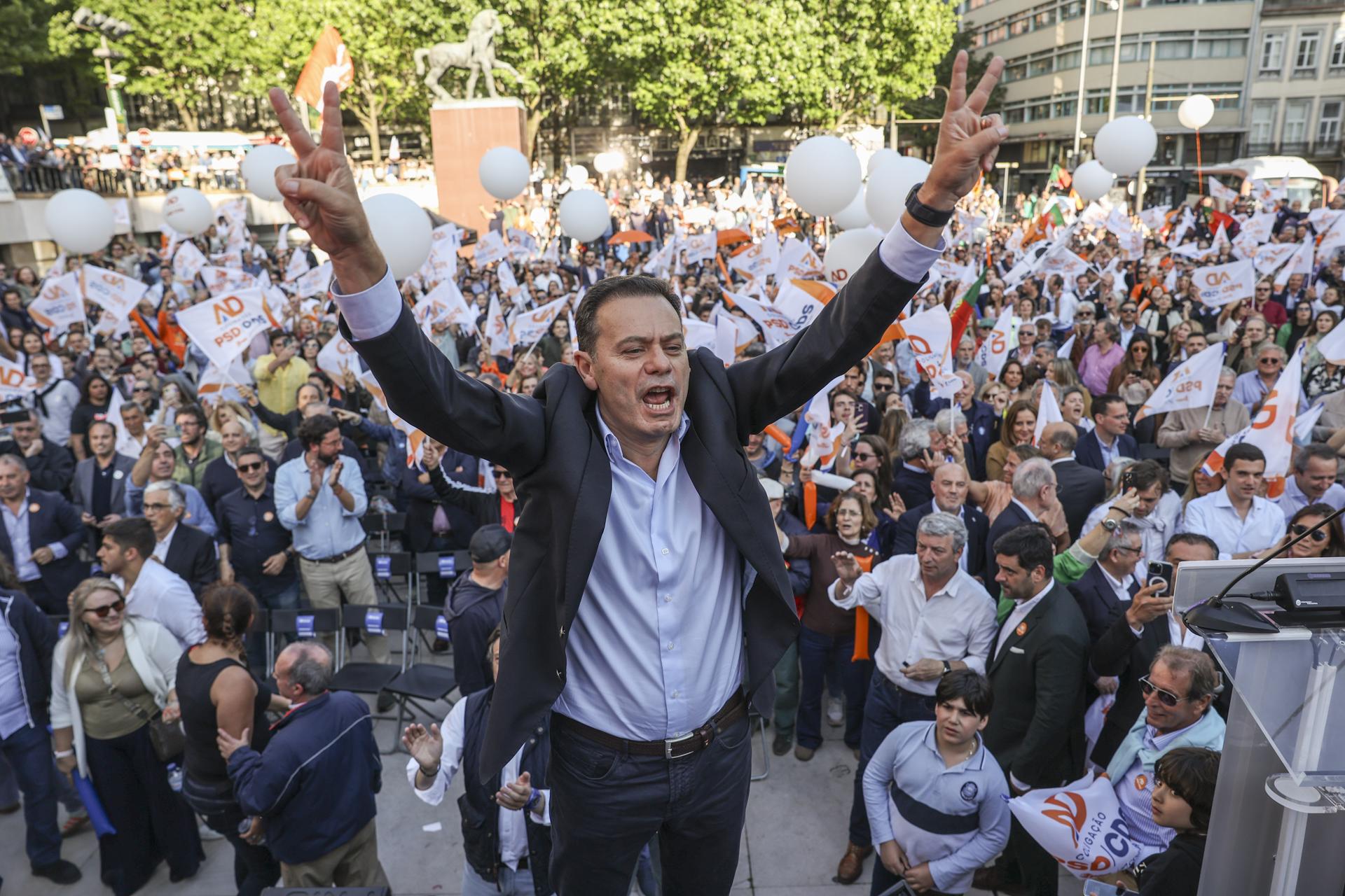El presidente del Partido Social Demócrata (PSD), Luis Montenegro, durante una acción en la calle como parte de la campaña para las elecciones legislativas, en Oporto, Portugal, 15 de mayo de 2025. Portugal celebrará elecciones legislativas anticipadas el 18 de mayo de 2025. (Elecciones) EFE/EPA/MIGUEL A. LOPES