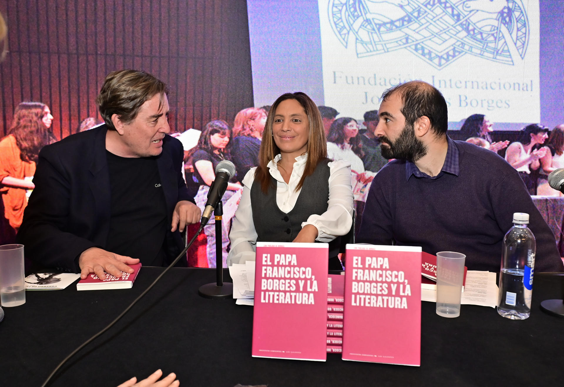 De izquierda a derecha, el director del Instituto Cervantes, el escritor español Luis García Montero, la presidenta de la Fundación Internacional Jorge Luis Borges, Victoria Kodama y el investigador del instituto Ricardo Rojas de la Universidad de Buenos Aires, Lucas Adur, participan este sábado en la 49 Feria Internacional del Libro de Buenos Aires (Argentina). EFE/Matias Martín Campaya