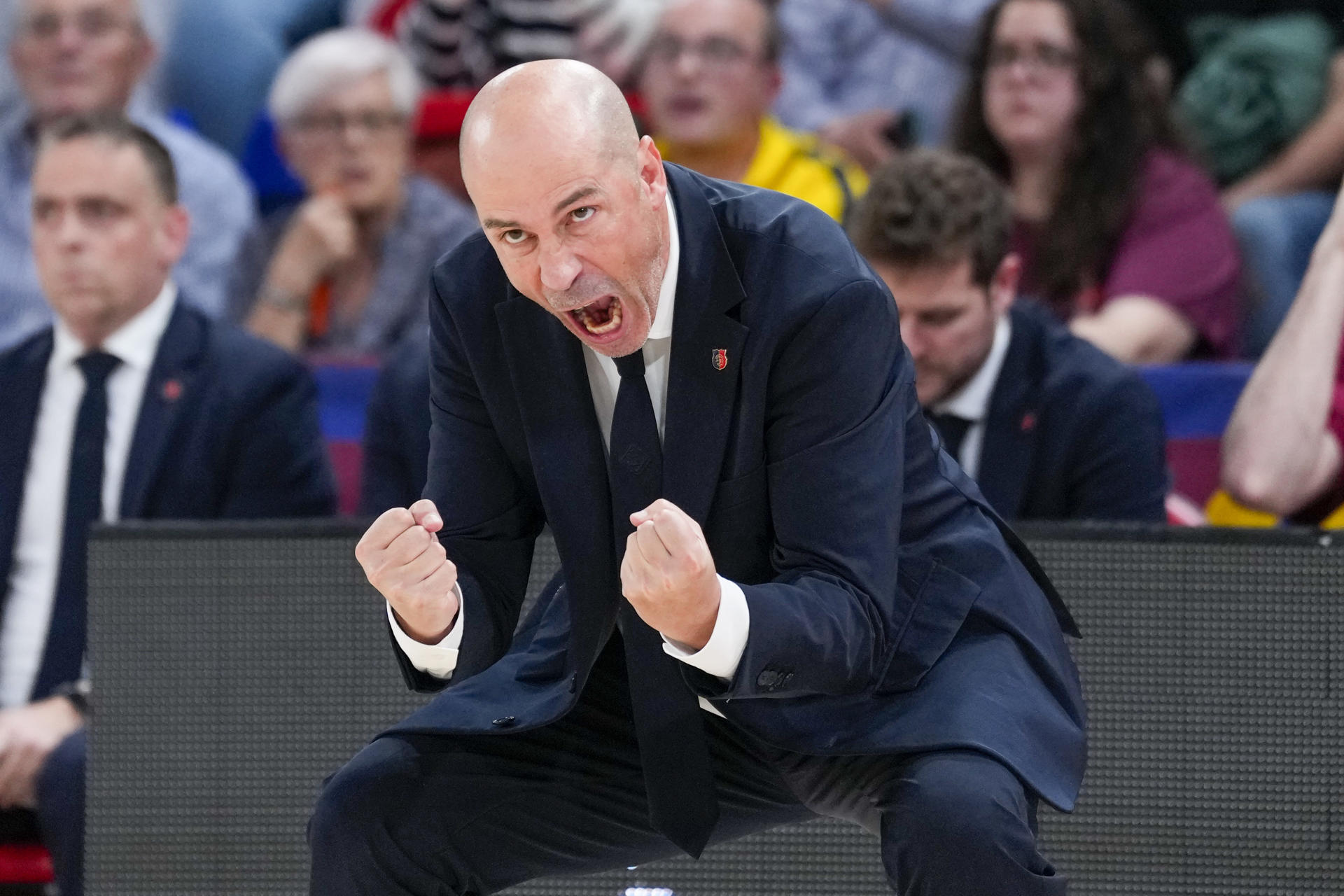 El entrenador del Barça, Joan Peñarroya, durante el cuarto partido del play-off de la Euroliga de baloncesto frente al AS Mónaco Basket. EFE/Alejandro García