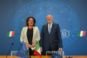 La vicepresidenta de la Comisión Europea (CE) para una Transición Limpia, Justa y Competitiva, Teresa Ribera, junto al ministro italiano de Seguridad Energética, Gilberto Pichetto Fratin (d), abogó este jueves en Roma por una mayor interconexión energética en el continente para evitar apagones como el de la Península Ibérica. "Necesitamos cumplir una transición energética que proporcione competitividad, seguridad energética, fiabilidad y precios asequibles, incluyendo la posibilidad de impulsar un sector industrial vinculado al equipamiento necesario para esta transición energética", sostuvo en una rueda de prensa tras reunirse con el ministro italiano de Seguridad Energética, Gilberto Pichetto Fratin. EFE/ Daniel Cáceres