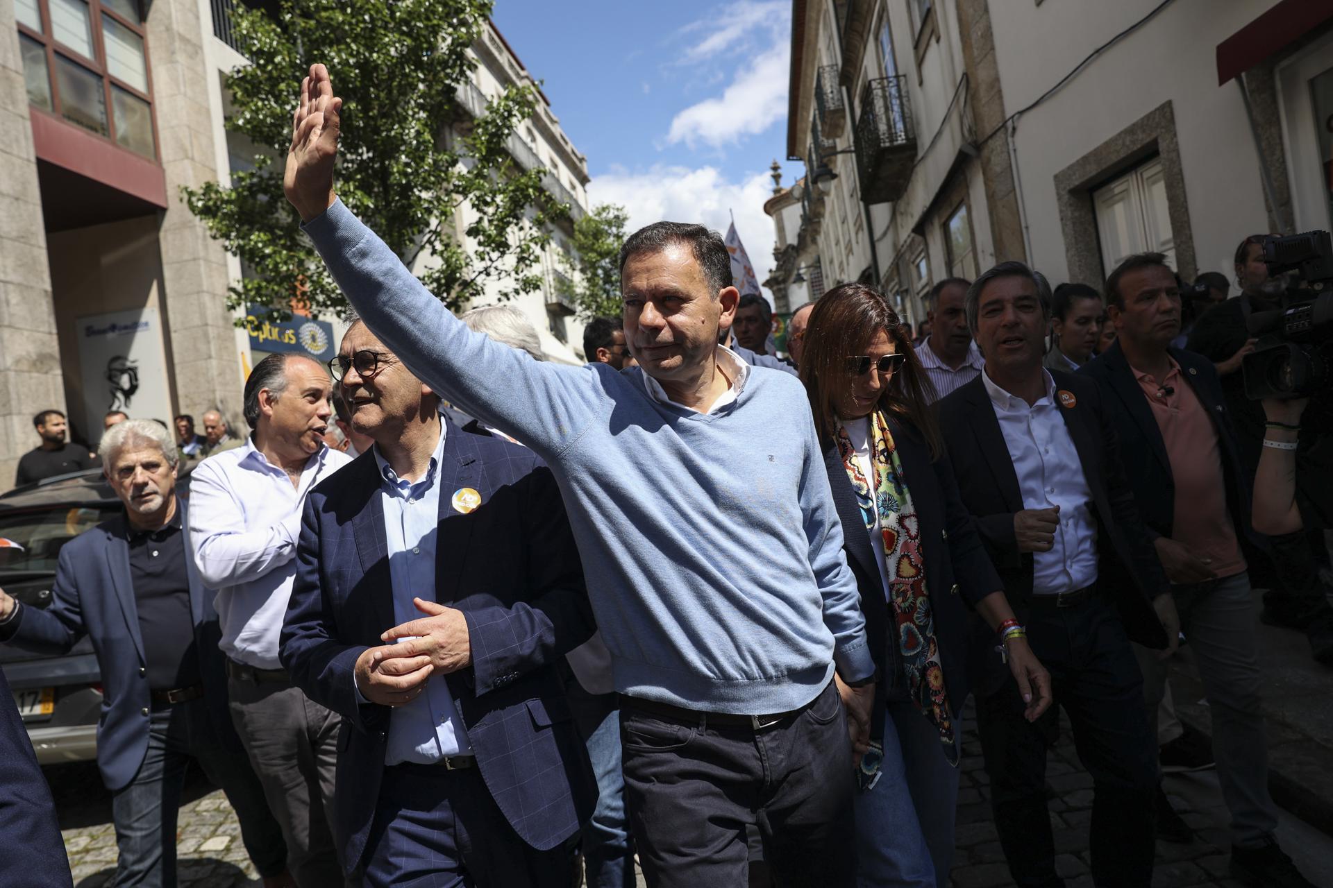 El primer ministro de Portugal y presidente del Partido Social Demócrata (PSD), Luis Montenegro (C), saluda a los ciudadanos en una marcha como parte de la campaña de la Alianza Democrática (AD) para las próximas elecciones legislativas en Arcos de Valdevez, Portugal, 14 de mayo de 2025. Portugal celebrará sus elecciones legislativas el 18 de mayo de 2025. (Elecciones) EFE/EPA/MIGUEL A. LOPES
//////////
Arcos de Valdevez (Portugal), 14/05/2025.- Prime Minister of Portugal and President of the Social Democratic Party (PSD), Luis Montenegro (C), waves to citizens on a march as part of the Democratic Alliance (AD) campaign for the upcoming legislative elections in Arcos de Valdevez, Portugal, 14 May 2025. Portugal is set to hold its legislative election on 18 May 2025. (Elecciones) EFE/EPA/MIGUEL A. LOPES