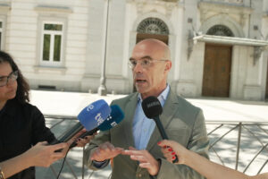 El dirigente de Vox Jorge Buxadé atiende a los medios a las puertas del Tribunal Supremo. Vox recurrirá este domingo ante la Junta Electoral de Extremadura la renuncia de cinco diputados autonómicos del PSOE para permitir el acceso a la Asamblea del secretario general de los socialistas extremeños, Miguel Ángel Gallardo, procesado en el caso de David Sánchez, el hermano del presidente del Gobierno. EFE/ Vox. SOLO USO EDITORIAL/SOLO DISPONIBLE PARA ILUSTRAR LA NOTICIA QUE ACOMPAÑA (CRÉDITO OBLIGATORIO)