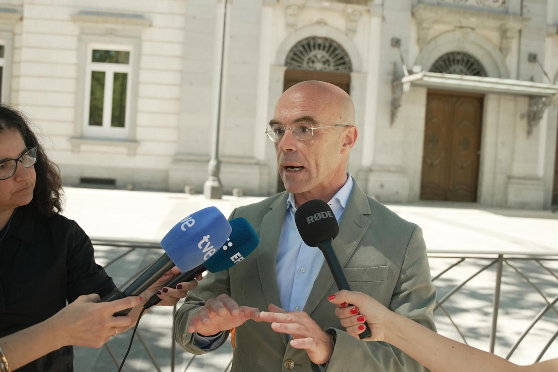El dirigente de Vox Jorge Buxadé atiende a los medios a las puertas del Tribunal Supremo. Vox recurrirá este domingo ante la Junta Electoral de Extremadura la renuncia de cinco diputados autonómicos del PSOE para permitir el acceso a la Asamblea del secretario general de los socialistas extremeños, Miguel Ángel Gallardo, procesado en el caso de David Sánchez, el hermano del presidente del Gobierno. EFE/ Vox. SOLO USO EDITORIAL/SOLO DISPONIBLE PARA ILUSTRAR LA NOTICIA QUE ACOMPAÑA (CRÉDITO OBLIGATORIO)