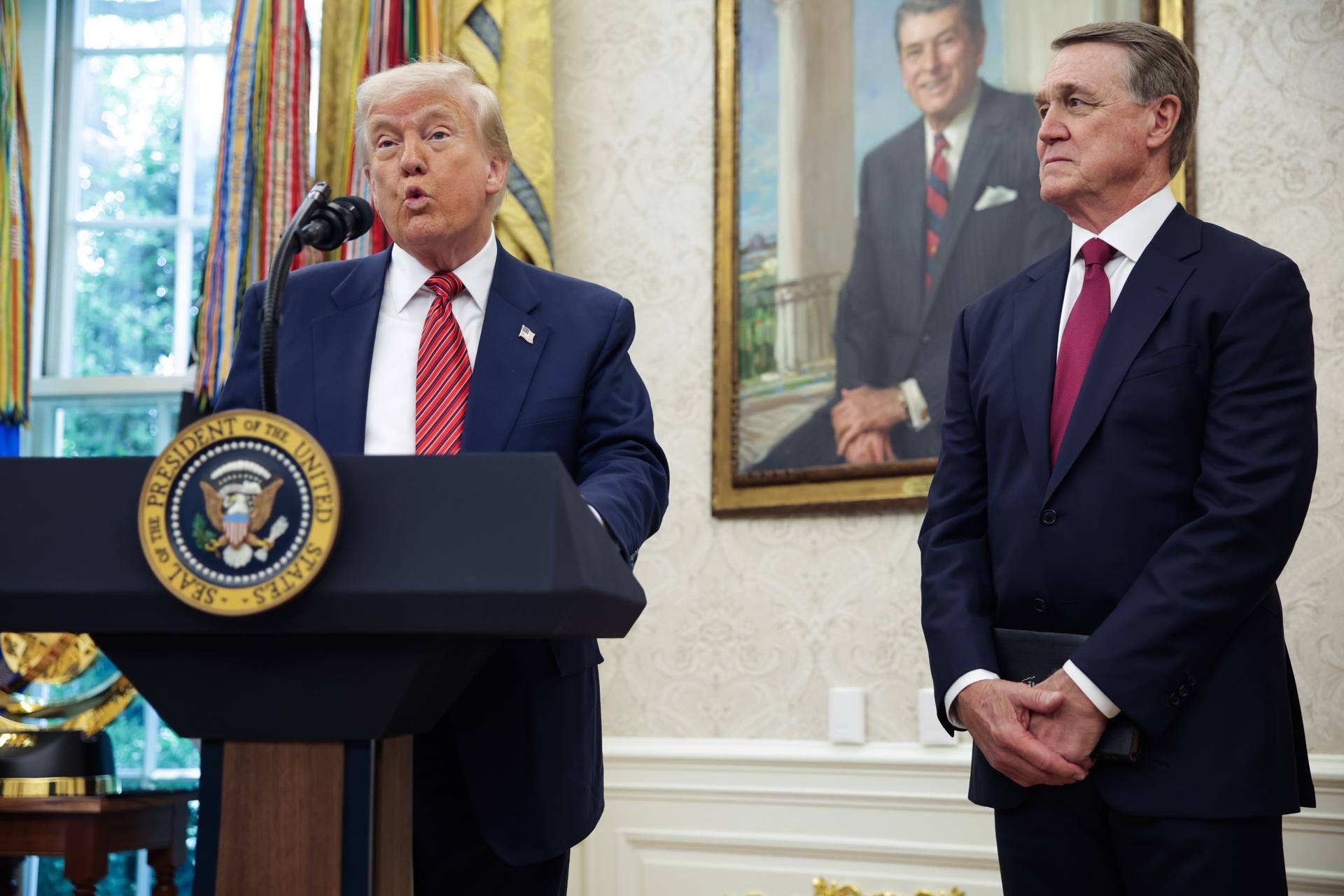 El presidente estadounidense, Donald Trump (i), habla antes de juramentar al exsenador David Perdue como embajador de Estados Unidos en China en la Casa Blanca, en Washington, DC, EE.UU., el 7 de mayo de 2025. EFE/SAMUEL CORUM / POOL