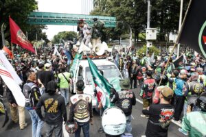 YAKARTA (Indonesia), 20/05/2025.- Repartidores y taxistas indonesios de plataformas protestan en Yakarta, Indonesia, el 20 de mayo de 2025, instando al Gobierno a imponer sanciones estrictas a las empresas de aplicaciones que incumplen las regulaciones y pidiendo mejoras salariales. EFE/EPA/BAGUS INDAHONO