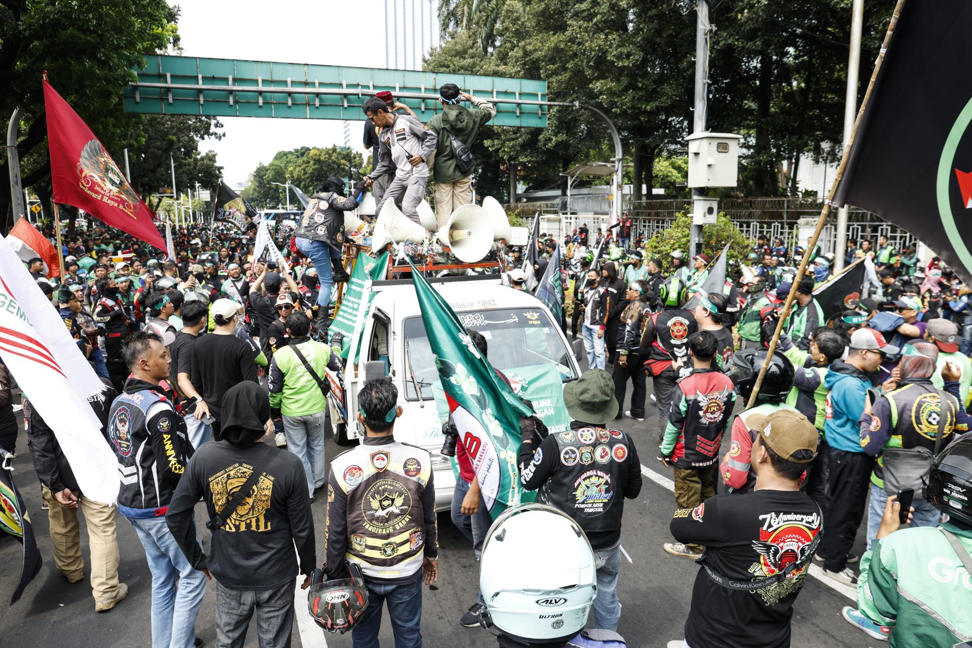 YAKARTA (Indonesia), 20/05/2025.- Repartidores y taxistas indonesios de plataformas protestan en Yakarta, Indonesia, el 20 de mayo de 2025, instando al Gobierno a imponer sanciones estrictas a las empresas de aplicaciones que incumplen las regulaciones y pidiendo mejoras salariales. EFE/EPA/BAGUS INDAHONO