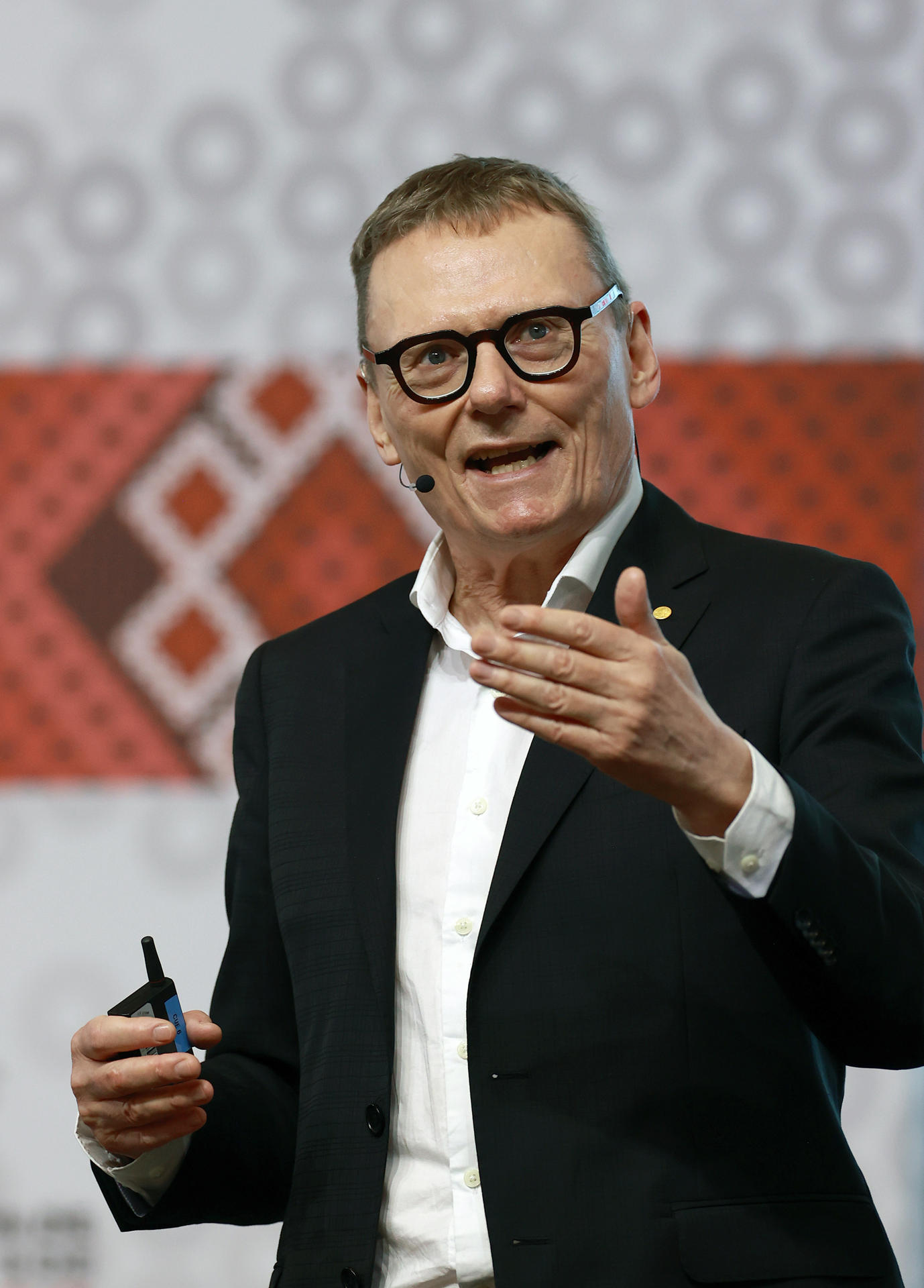 El Nobel estadounidense de Economía James Robinson habla durante su participación en la 88ª Convención Bancaria de la Asociación de Bancos de México (ABM) este viernes, en Nuevo Vallarta en Nayarit (México).EFE/ Alex Cruz