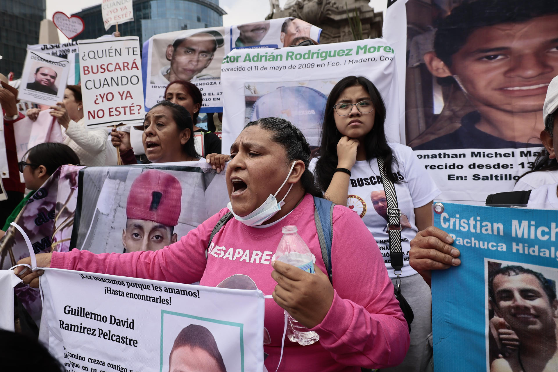 Mujeres gritan consignas en una marcha para exigir la localización de personas desaparecidas este sábado, en Ciudad de México (México). EFE/ José Méndez