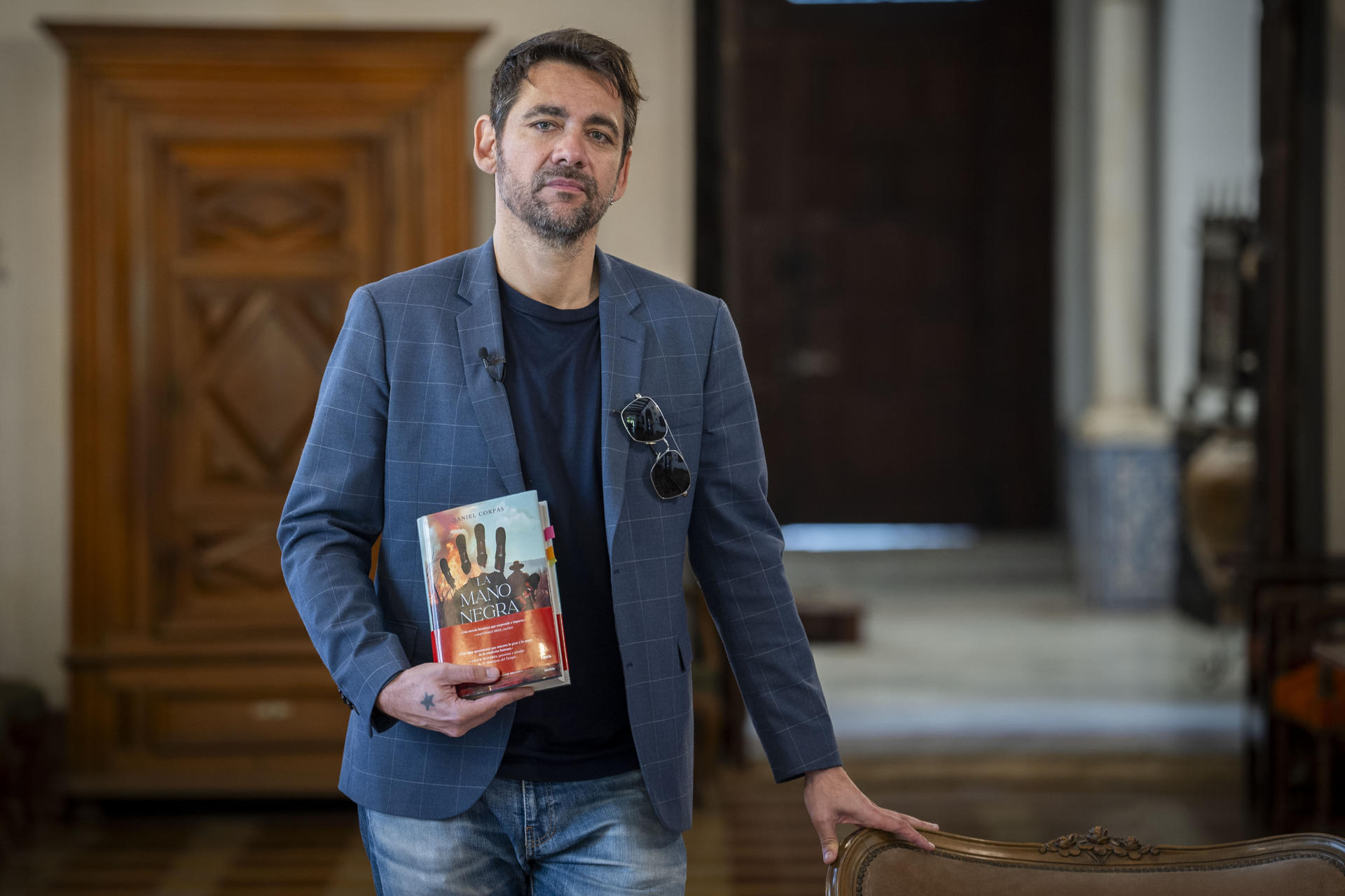 "Leía la historia de 'La Mano Negra' y me parecía de ficción", ha dicho el guionista de cine y de televisión Daniel Corpas (malagueño nacido en Copenhage en 1976) de la documentación para su primera novela, 'La Mano Negra' (Istoria), sobre el grupo de jornaleros anarcoides que aterrorizó los campos andaluces a finales del XIX. EFE/Román Ríos