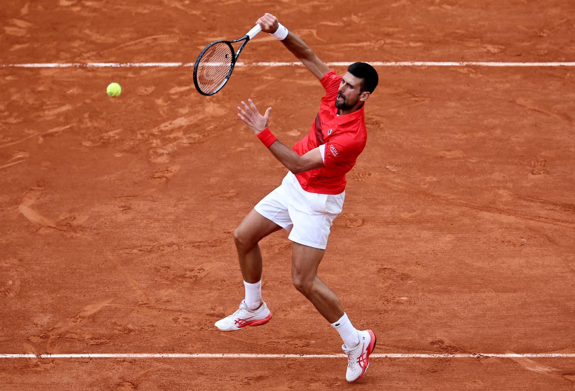 El serbio Novak Djokovic en acción ante el francés Corentin Moutet en la segunda ronda del Abierto de Francia, París. EFE/EPA/CHRISTOPHE PETIT TESSON