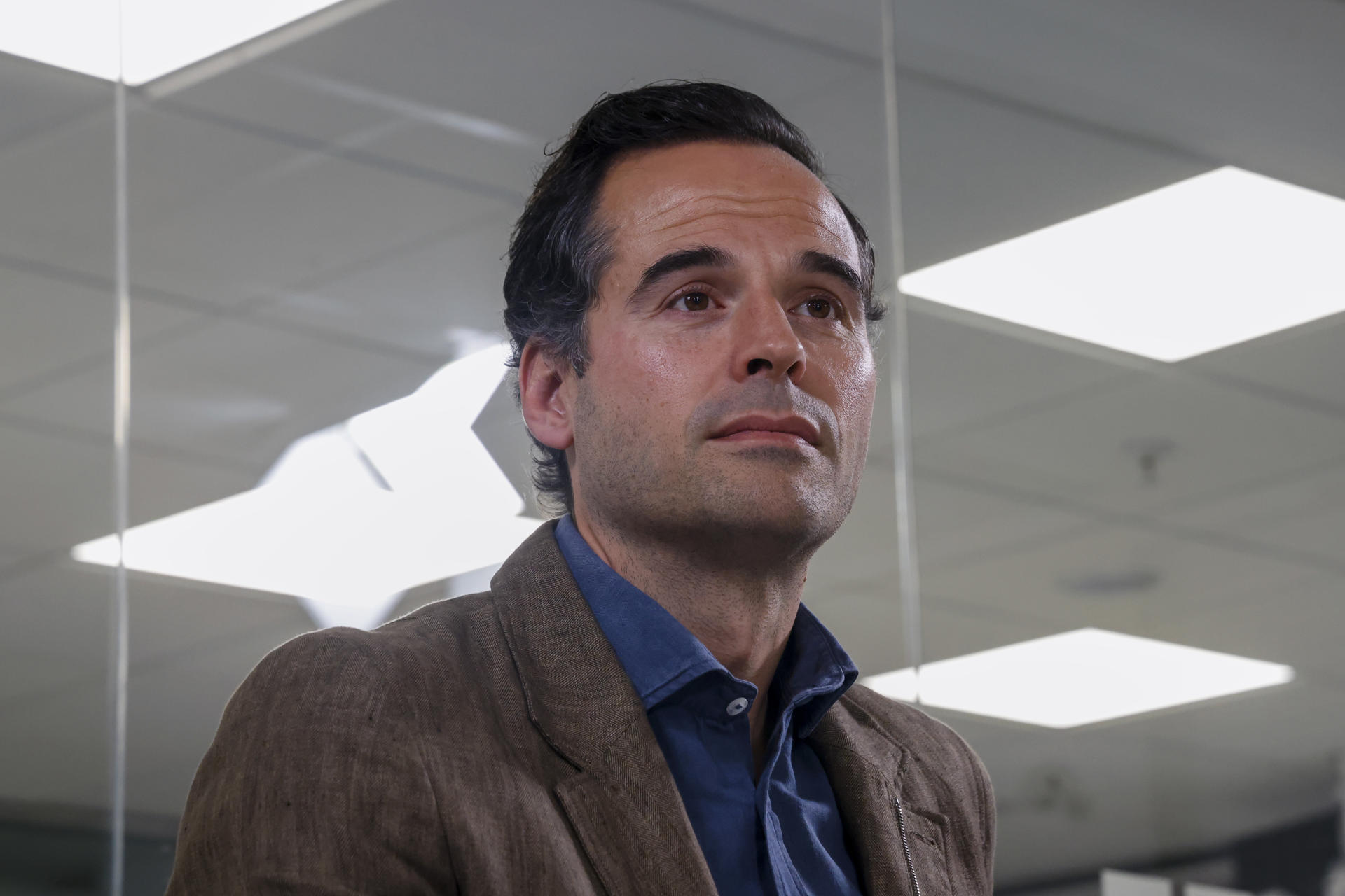 El exvicepresidente de la Comunidad de Madrid Ignacio Aguado, durante una entrevista con la agencia EFE en Madrid. El político considera que la presidenta regional, Isabel Díaz Ayuso, va a intentar "pelear" por el liderazgo el PP nacional porque "ese es su objetivo y el que no lo vea, es que está ciego". EFE/ Blanca Míllez
