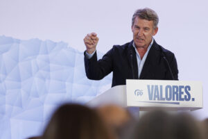 El presidente del PP, Alberto Núñez Feijóo, da un discurso durante un acto político celebrado este sábado en Zaragoza. EFE/ Javier Belver