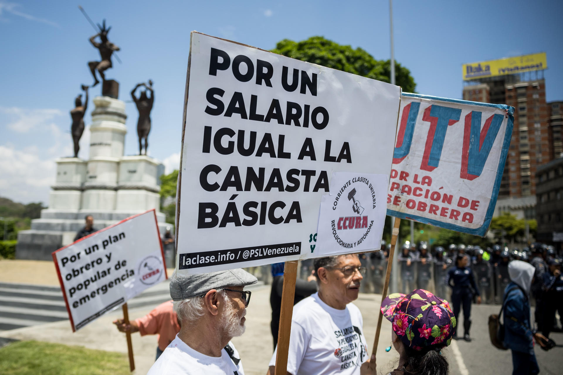 Varias personas participan en una manifestación en conmemoración del Día Internacional de los Trabajadores este 1 de mayo de 2025, en Caracas (Venezuela). EFE/ Miguel Gutiérrez