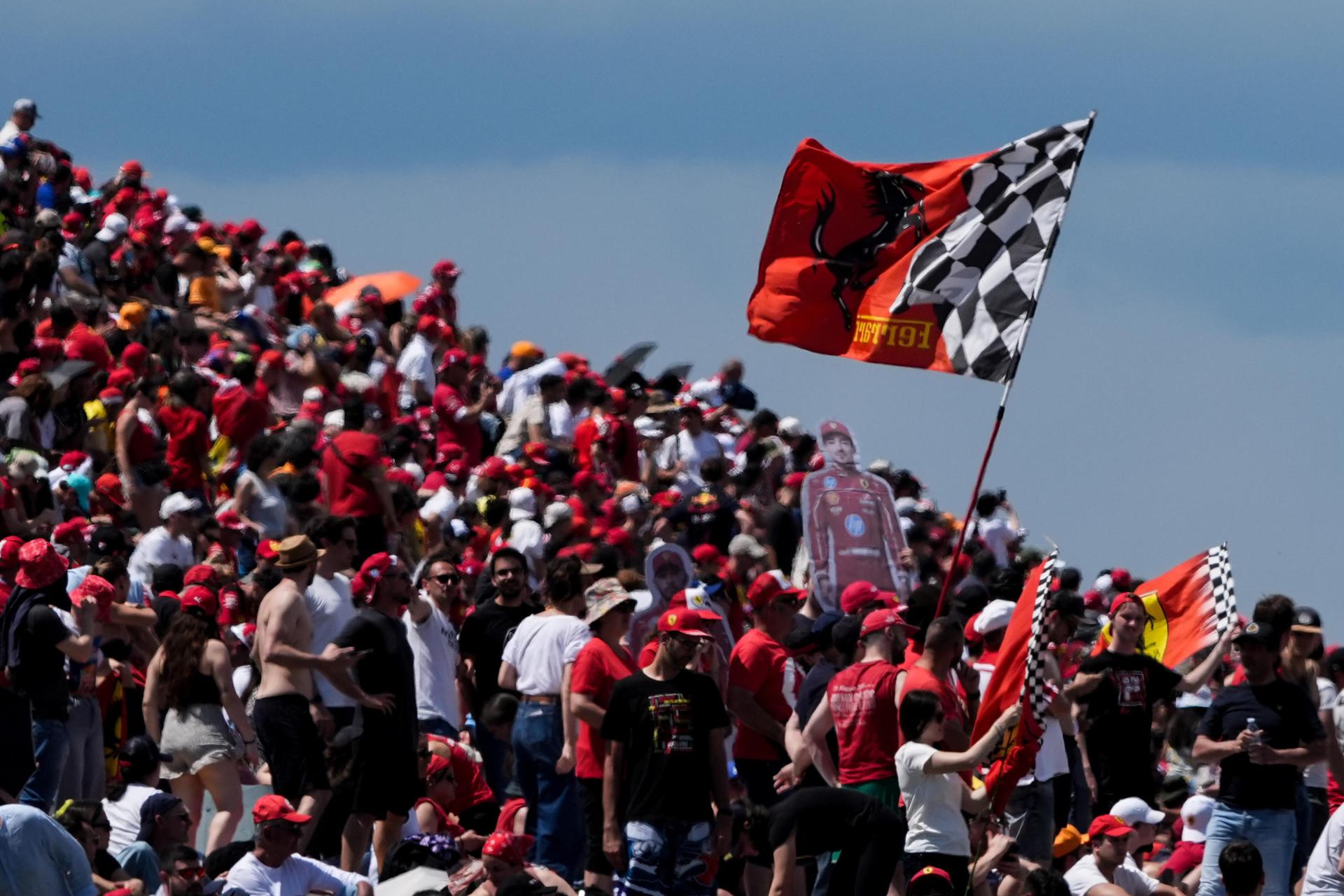 La grada en clasificación (Q1) del Gran Premio de la Emilia-Romagna (Italia) EFE/EPA/DANILO DI GIOVANNI
