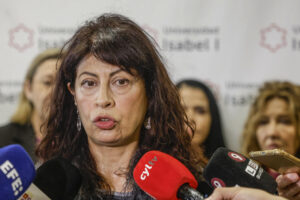 Imagen de archivo (21/03/2025) de la ministra de Igualdad, Ana Redondo, antes de inaugurar la Jornada Stop Violencia Vicaria, organizada por la Universidad Isabel I y la Asociación Stop Violencia Vicaria en Burgos. EFE/ Santi Otero