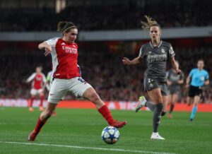 Mariona Caldentey (I) del Arsenal con el balón durante los cuartos de final de la Liga de Campeones femenina de la UEFA, partido de vuelta de fútbol entre el Arsenal WFC y el Real Madrid Femenino, en Londres. EFE/EPA/ISABEL INFANTES
