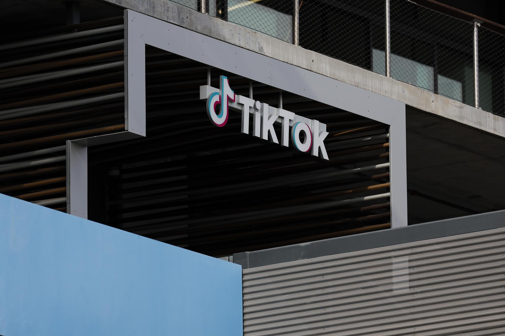 Fotografía de archivo en donde se ve el logo de la empresa TikTok. EFE/CAROLINE BREHMAN