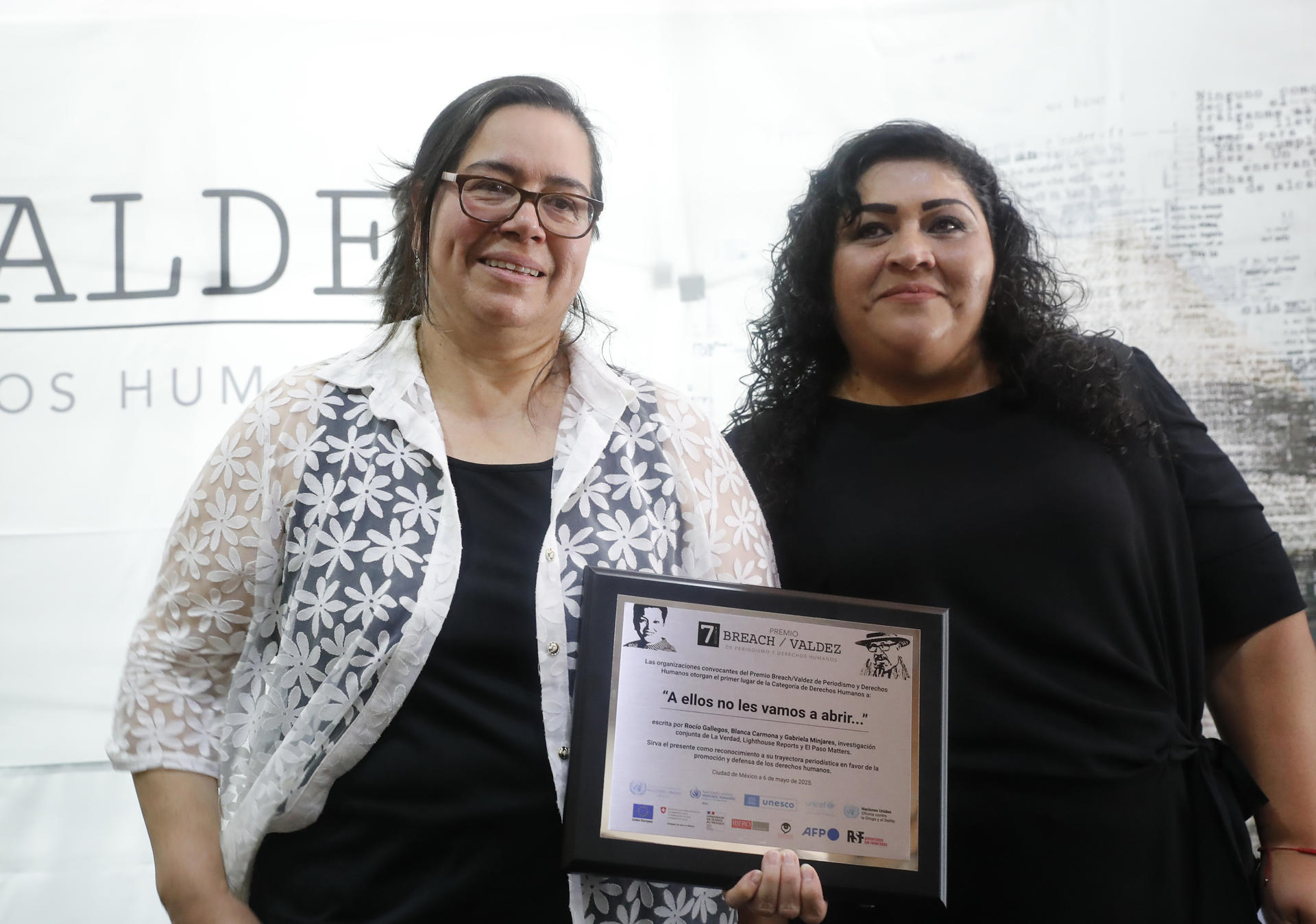 Las periodistas de La Verdad de Juárez, Rocío Gallegos (i) y Gabriela Minjarez, ganadoras del primer lugar del premio Breach/Valdez de periodismo y derechos humanos en México, posan este martes, en Ciudad de México (México). EFE/ Mario Guzmán