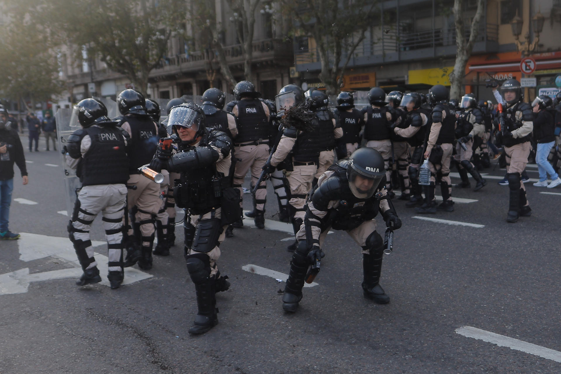 Policías enfrentan a manifestantes durante una marcha de jubilados este miércoles, frente al Congreso de la Nación en Buenos Aires (Argentina). EFE/Juan Ignacio Roncoroni