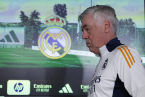 El entrenador del Real Madrid, Carlo Ancelotti durante la rueda de prensa tras el entrenamiento del equipo celebrada en Valdebebas, Madrid este martes antes de su enfrentamiento liguero de mañana contra el Mallorca. EFE/ Javier Lizón