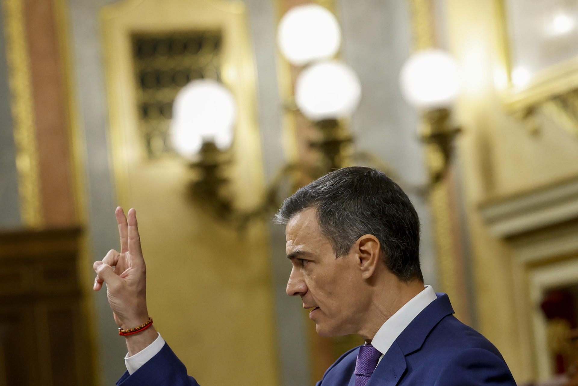 El presidente del Gobierno, Pedro Sánchez, comparece este miércoles ante el Pleno del Congreso para informar del plan de defensa y del apagón masivo del 28 de abril en un ambiente muy crispado y entre incesantes ataques de la oposición al jefe del Ejecutivo, al que también reprochan casos de corrupción, caos ferroviario y falta de apoyos parlamentarios. EFE/Juan Carlos Hidalgo