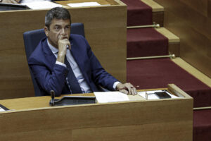 president de la Generalitat, Carlos Mazón, en su escaño momentos antes de la aprobación de los segundos presupuestos autonómicos de la legislatura, gracias al apoyo de Vox, que considera que tienen su sello tras haberse asumido sus enmiendas. EFE/Manuel Bruque