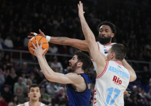 Aranitovic (d) del Breogán durante un partido de la Liga Endesa entre FC Barcelona y CB Breogán. EFE/ Enric Fontcuberta