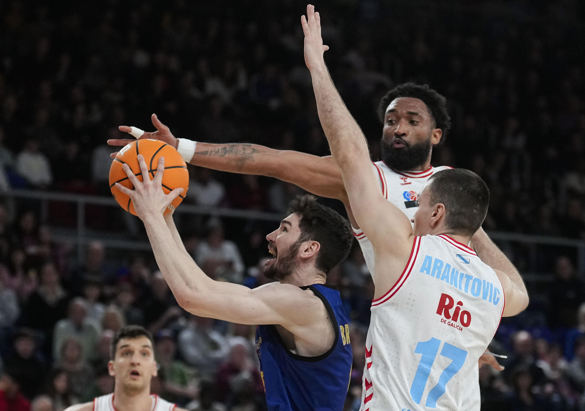 Aranitovic (d) del Breogán durante un partido de la Liga Endesa entre FC Barcelona y CB Breogán. EFE/ Enric Fontcuberta