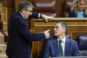 El presidente del Gobierno, Pedro Sánchez (d), conversa con el portavoz parlamentario del PSOE, Patxi López, durante la sesión de control al Ejecutivo que este miércoles celebra el Congreso. EFE/ Chema Moya